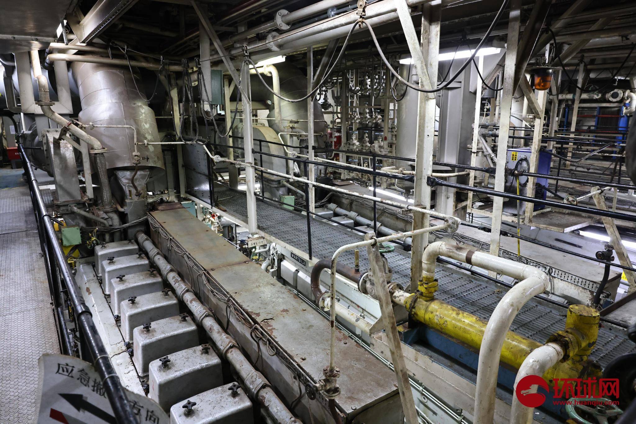 “中山大学极地”号科考船逐冰而行