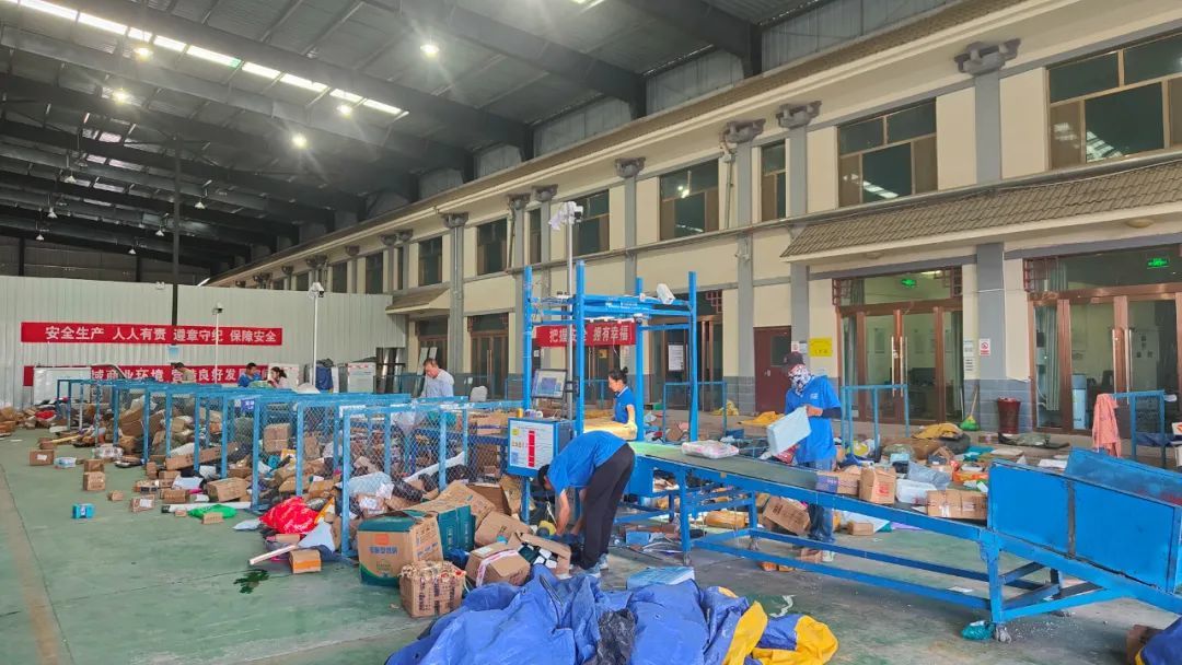 无人快递车助力乡村物流 打通“最后一公里”