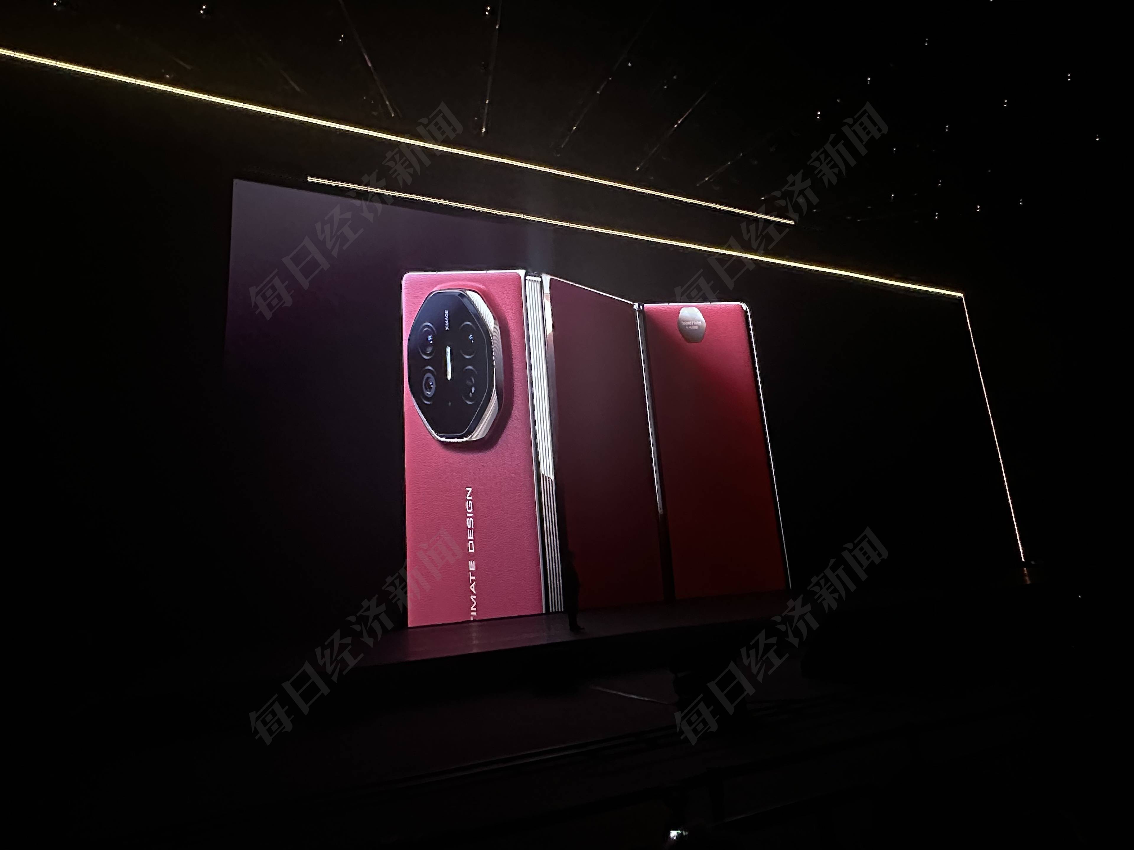 华为在泰国发布三折叠屏智能手机