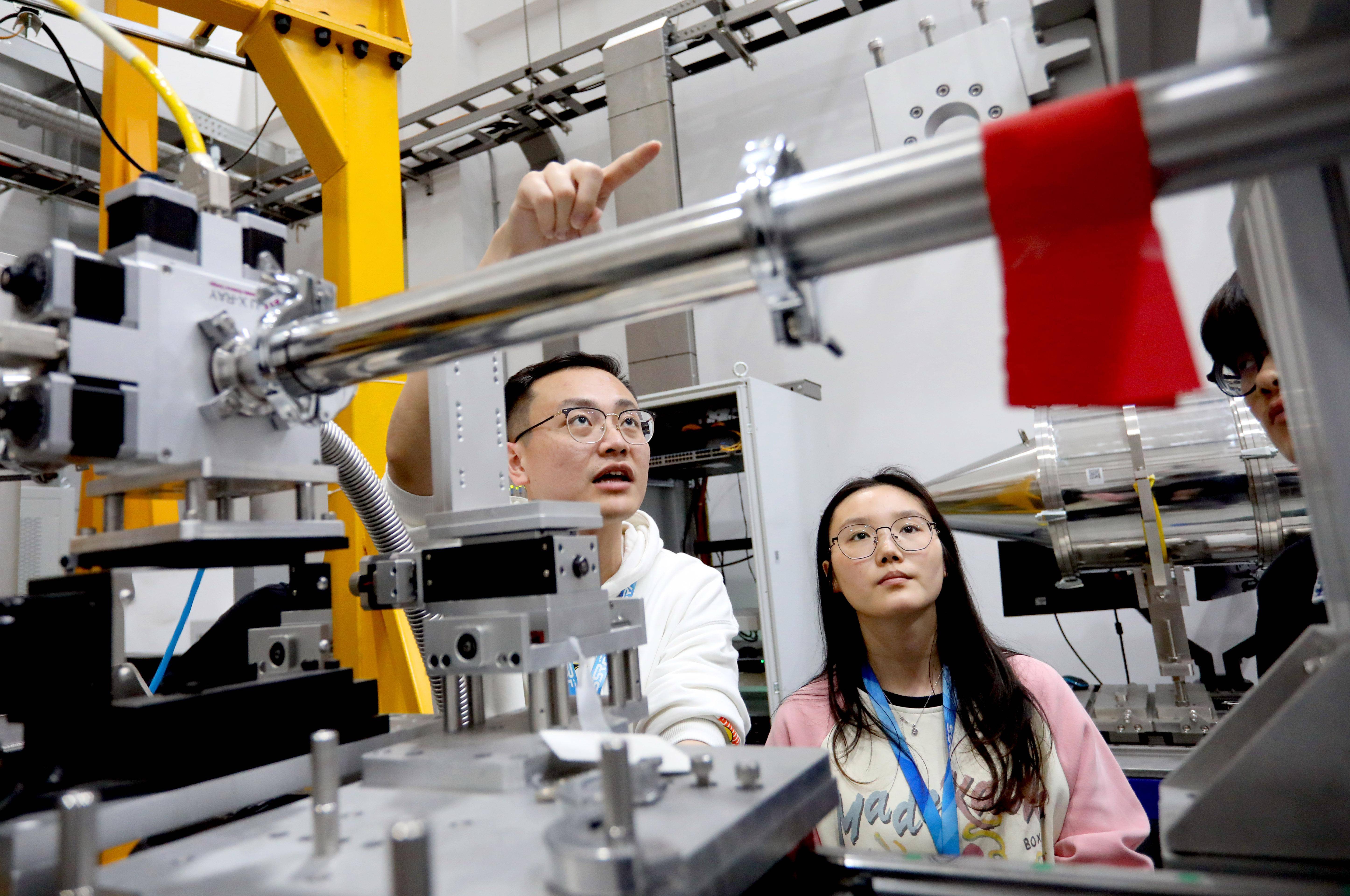 新华社消息|“超大X光机”建设再进一步 高能同步辐射光源启动带光联调