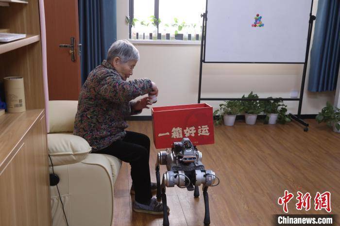 养老院来了个机器人“新员工”
