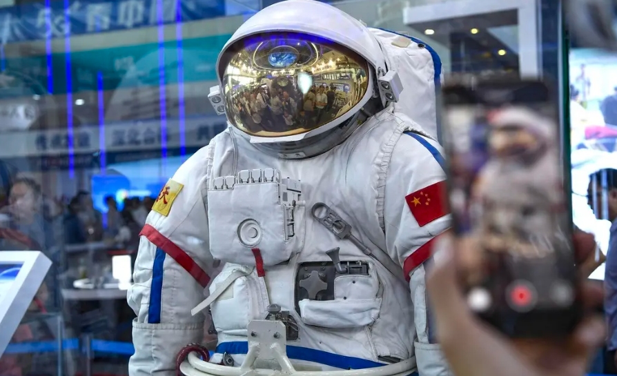 “铁臂巡守”“CT扫描”——中国高铁运维机器人又亮“黑科技”