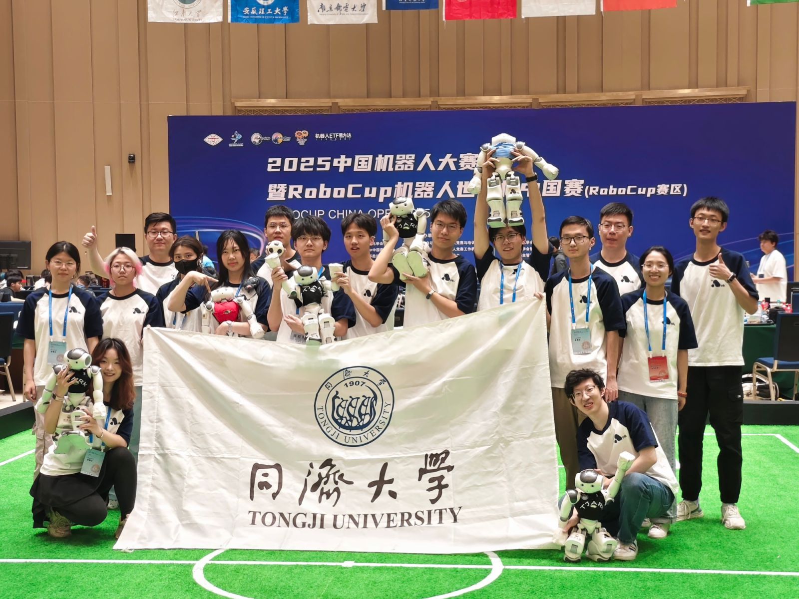 秀我中国｜来，和机器人足球世界杯冠军队踢一场！