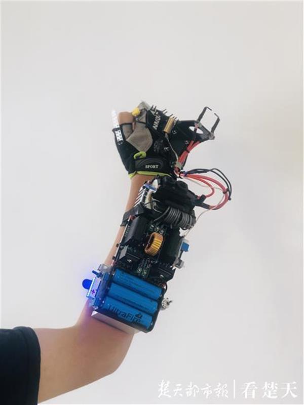 能拆会跳!安徽自研机器人斩获金银奖牌