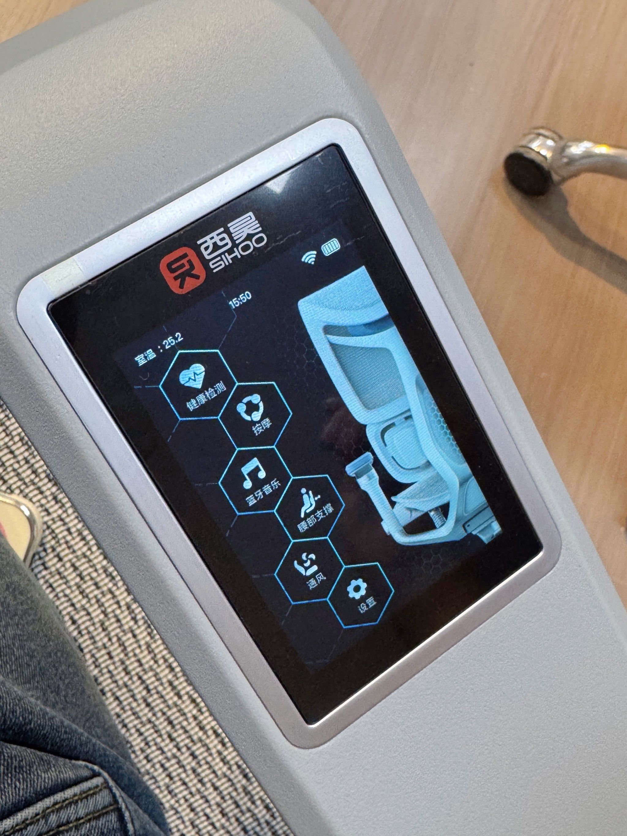 黑白调携手新华网发布《一把“超聪明”的好座椅》 聚焦久坐健康 关注脊柱守护