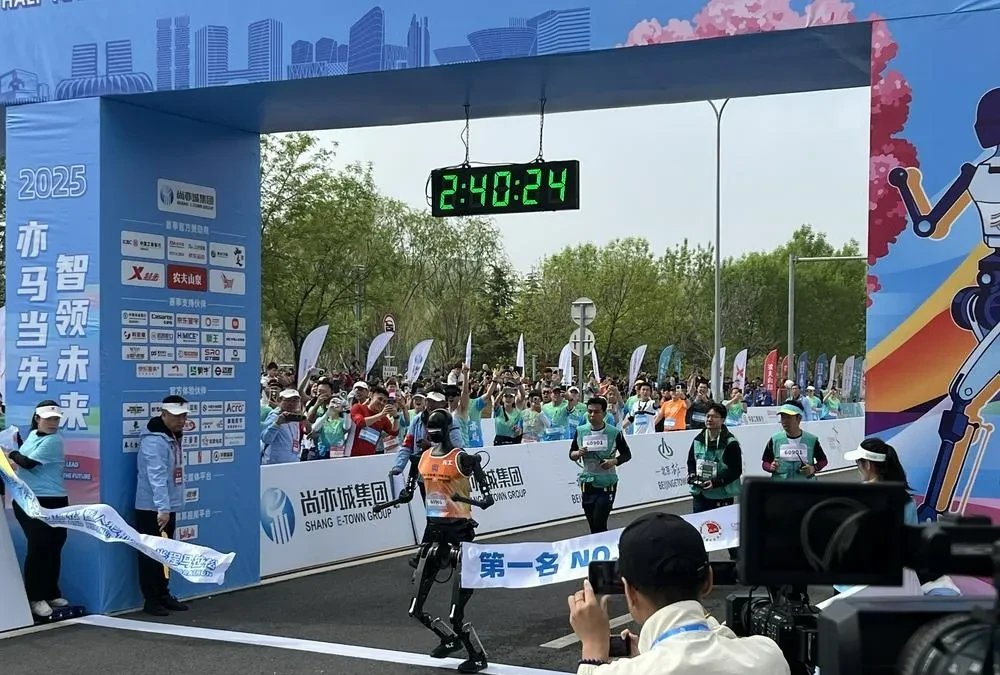 他们为何跑上农业机器人赛道