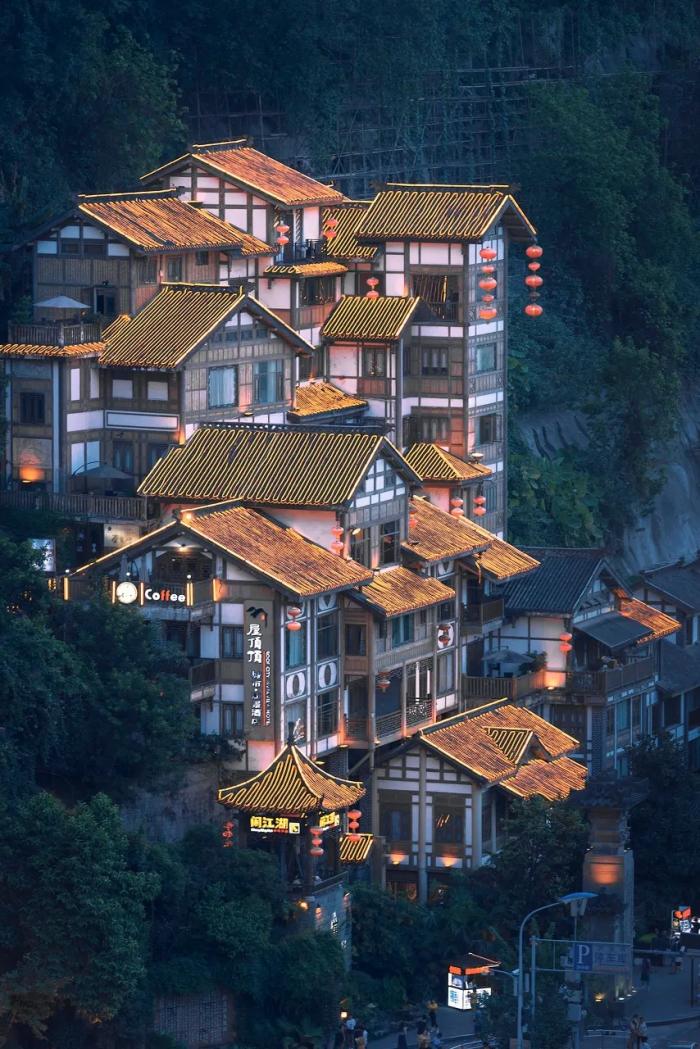 宽窄巷子来了“新同事”：智元X2三岗覆盖，文旅机器人走向常态化运营