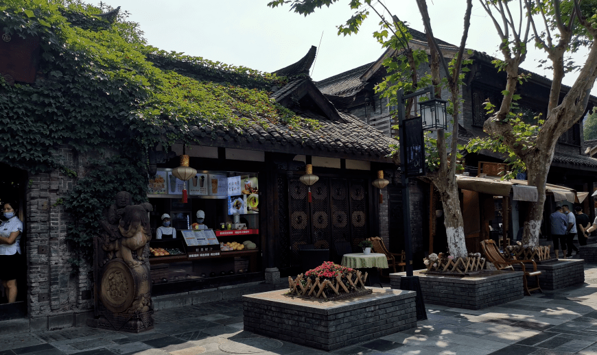 宽窄巷子来了“新同事”：智元X2三岗覆盖，文旅机器人走向常态化运营
