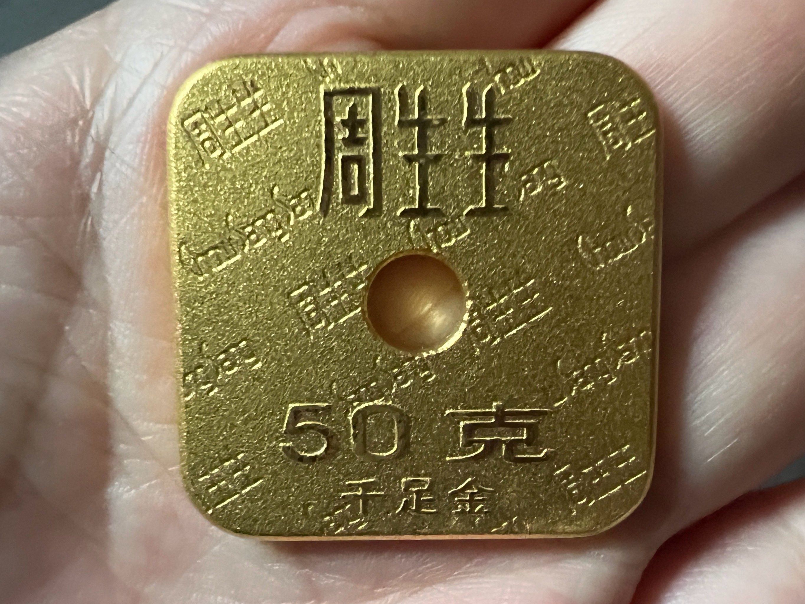 影石再为员工发黄金键帽，最重一件价值超4万元，五年累计送出75枚黄金键帽