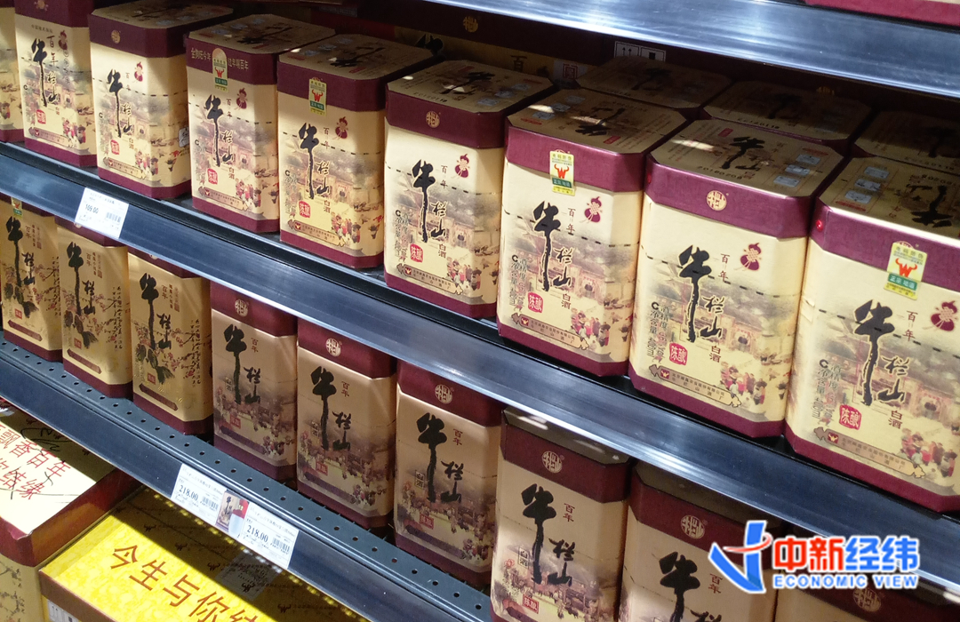 牛散逆势加仓!这家券商第三季度净利“腰斩”,万忠波在赌什么?